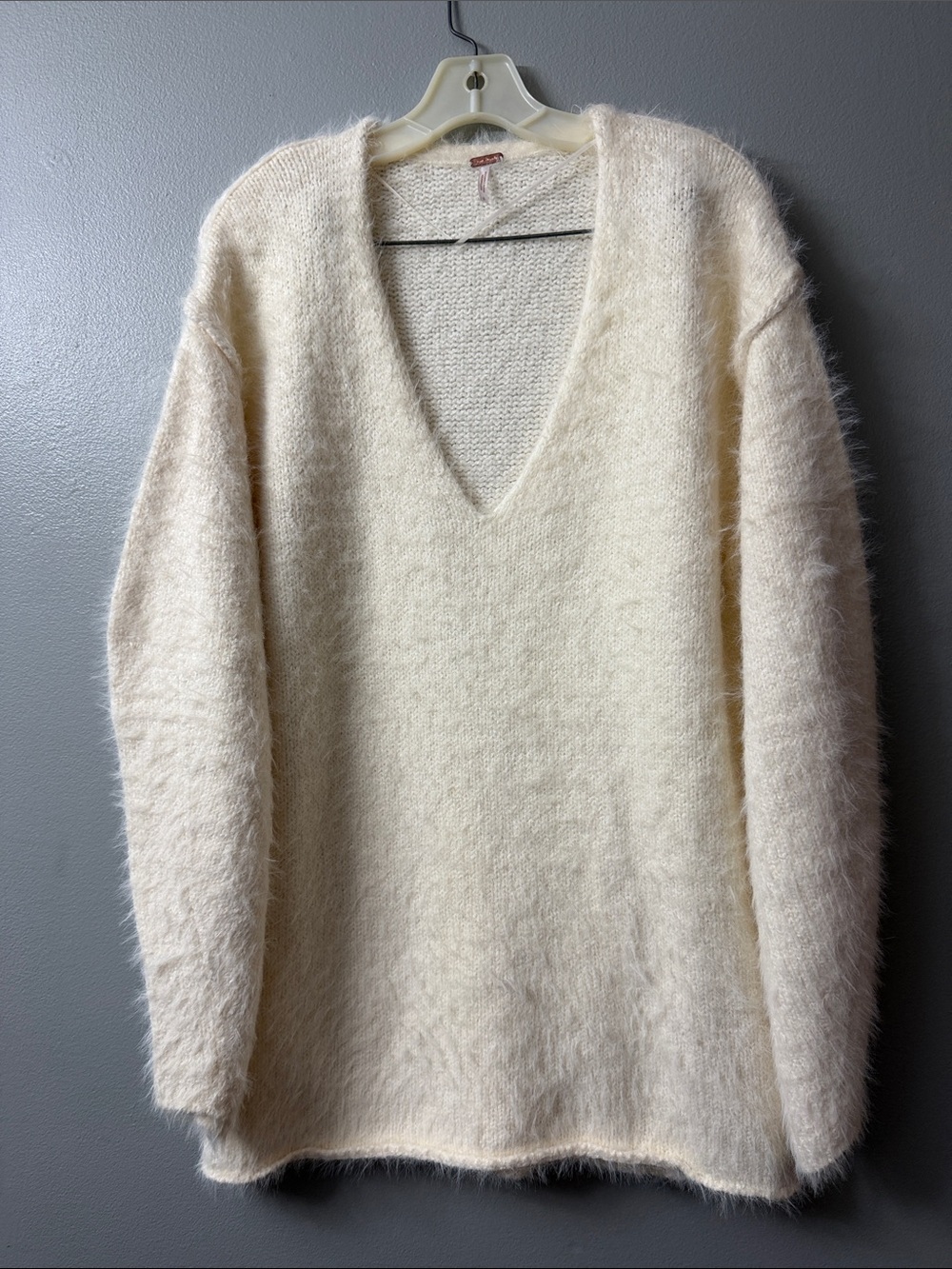 Free People fuzzy oversized v-neckline Cozy V-Neck Fuzzy Sweater Cream small